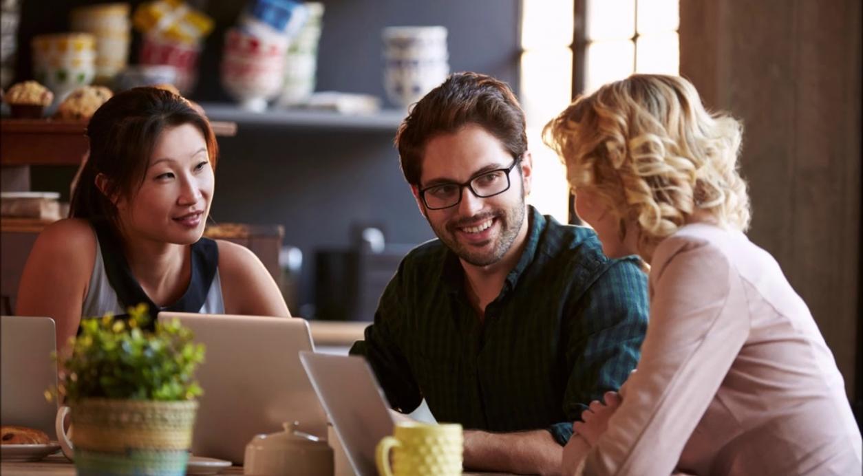 SEO eğitim programı katılımcıları uygulamalı çalışma yaparken